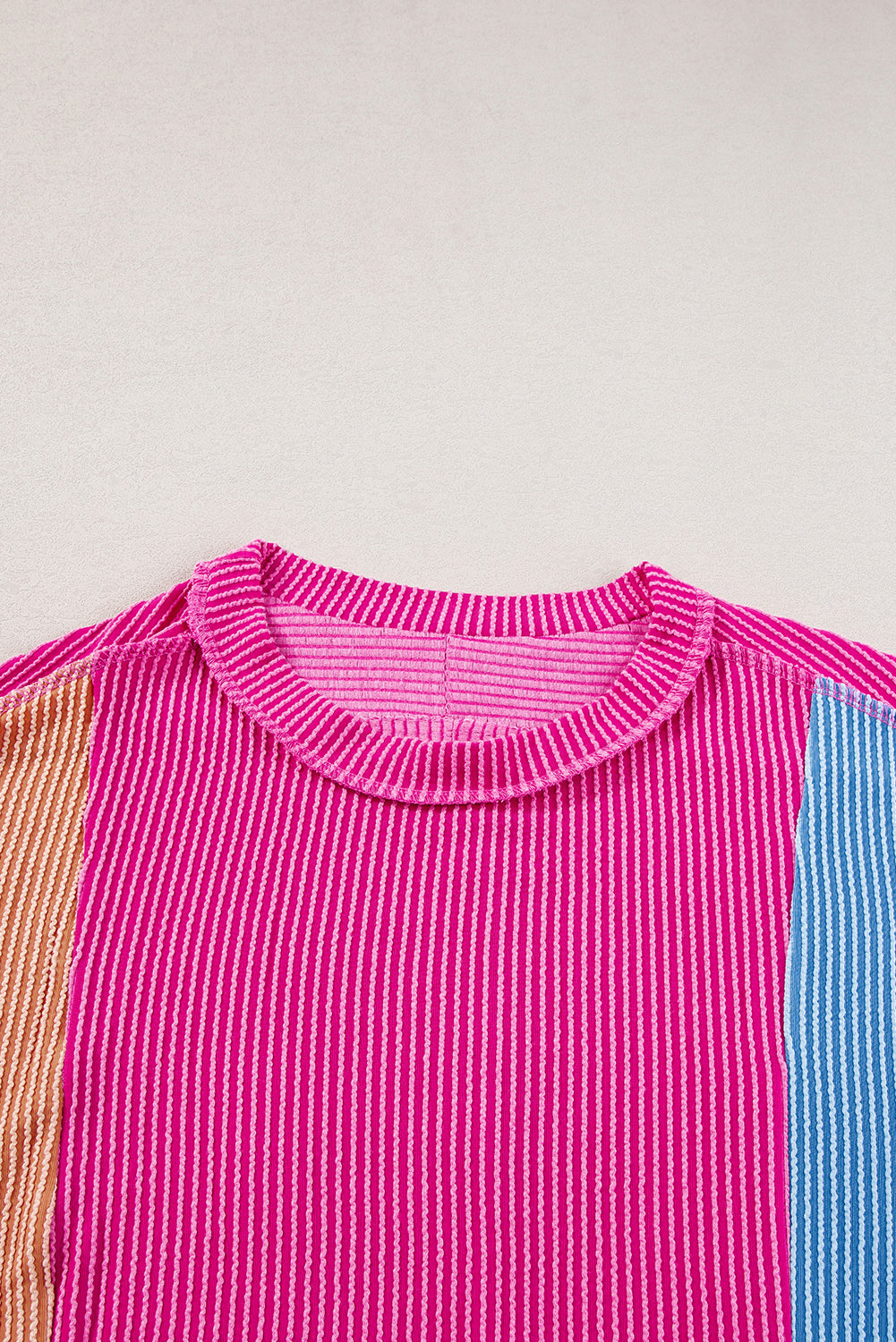 Rosarotes strukturiertes Colorblock-T-Shirt mit Rundhalsausschnitt