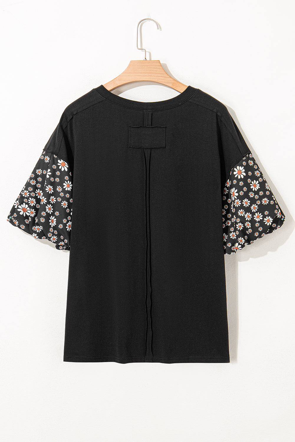 Schwarzes Oversize-Oberteil mit kontrastierendem Blumenmuster und Puffärmeln