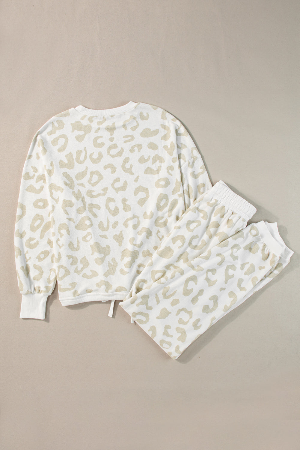 Lounge-Set aus weißem Pullover mit Leopardenmuster und Hose mit Kordelzug