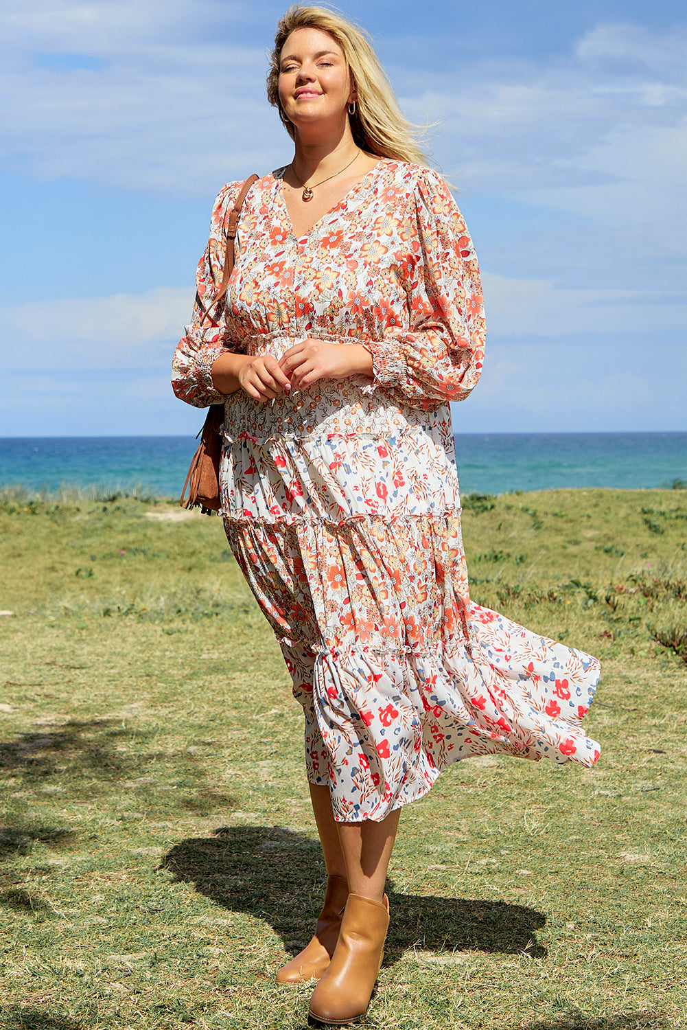 Khakifarbenes Maxikleid mit Blumenmuster und Rüschen in Übergröße