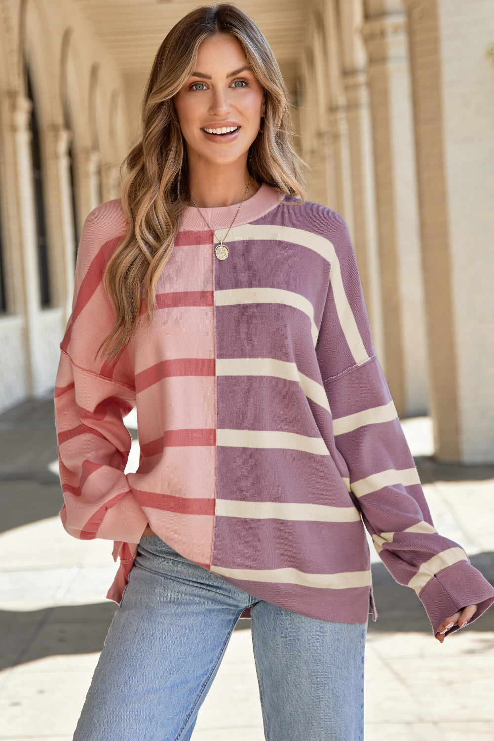 Oversize-Pullover mit rosa Streifen und Colorblock