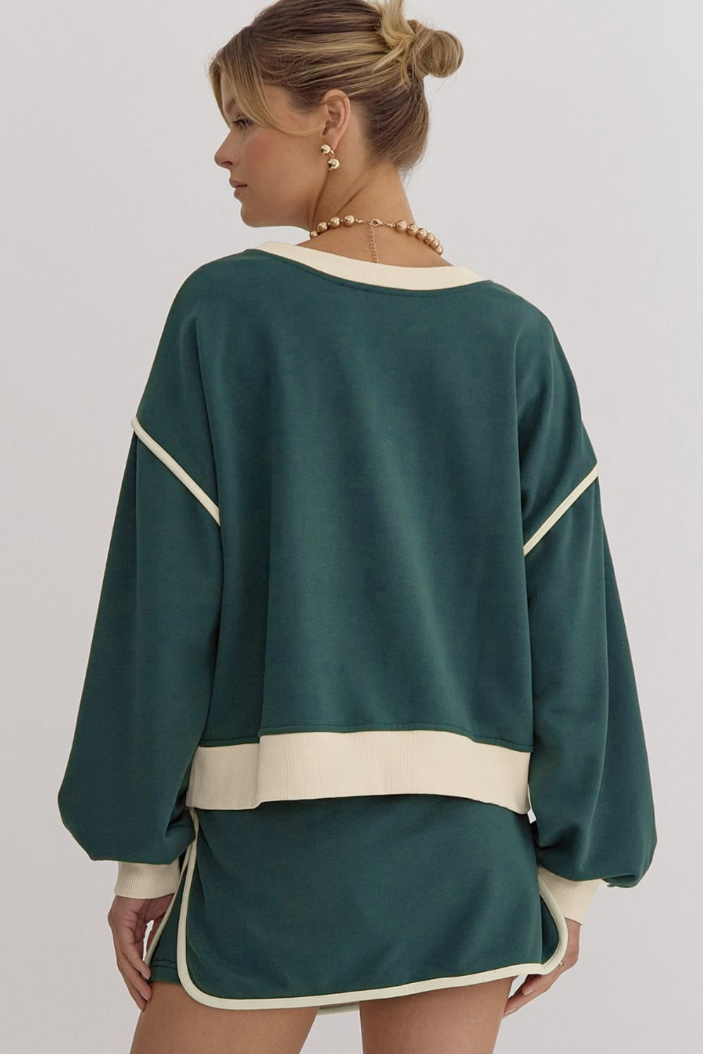 Evergreen Set mit lockerem Pullover in Kontrastfarbe und Skort mit Schnürung in der Taille
