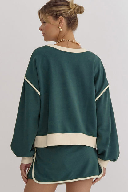 Evergreen Set mit lockerem Pullover in Kontrastfarbe und Skort mit Schnürung in der Taille
