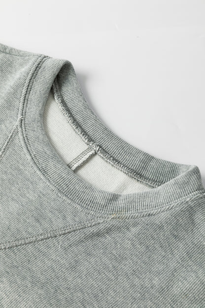 Mittelgraues Oversize-Oberteil mit seitlichem Schlitz und überschnittener Schulter