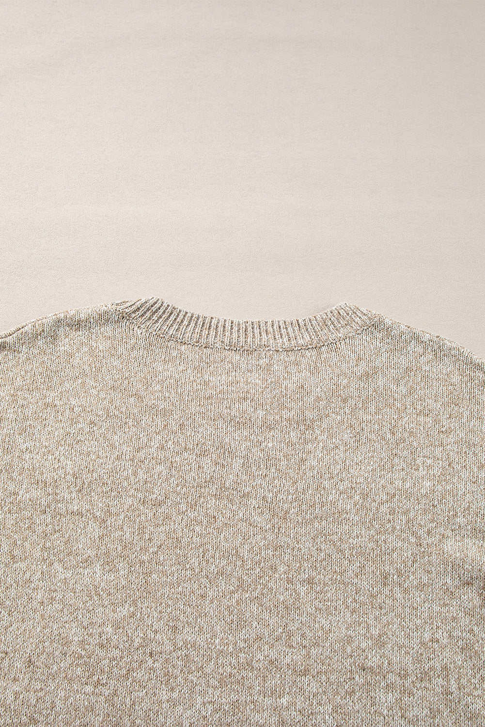 Khakifarbener Pullover mit überschnittener Schulter und Sternmuster