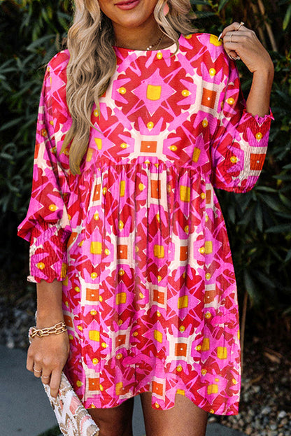 Erdbeerrosa gesmoktes Minikleid mit langen Ärmeln und geometrischem Print