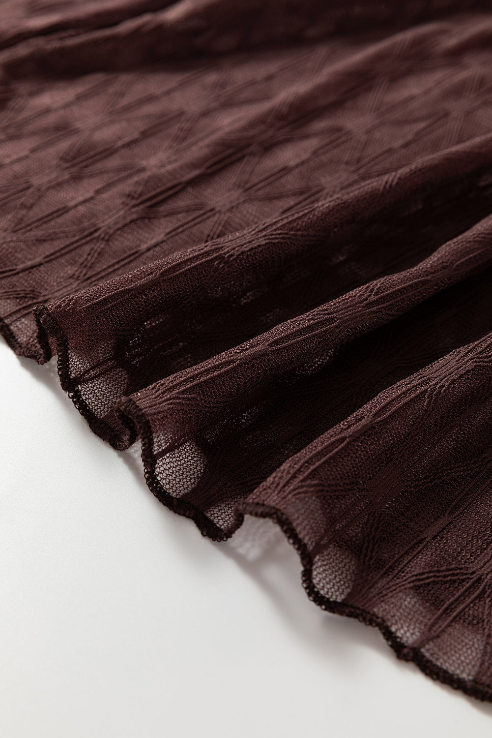 Kaffeebraunes, schmales Langarm-Top mit transparentem Netzstoff und gemustertem Saum