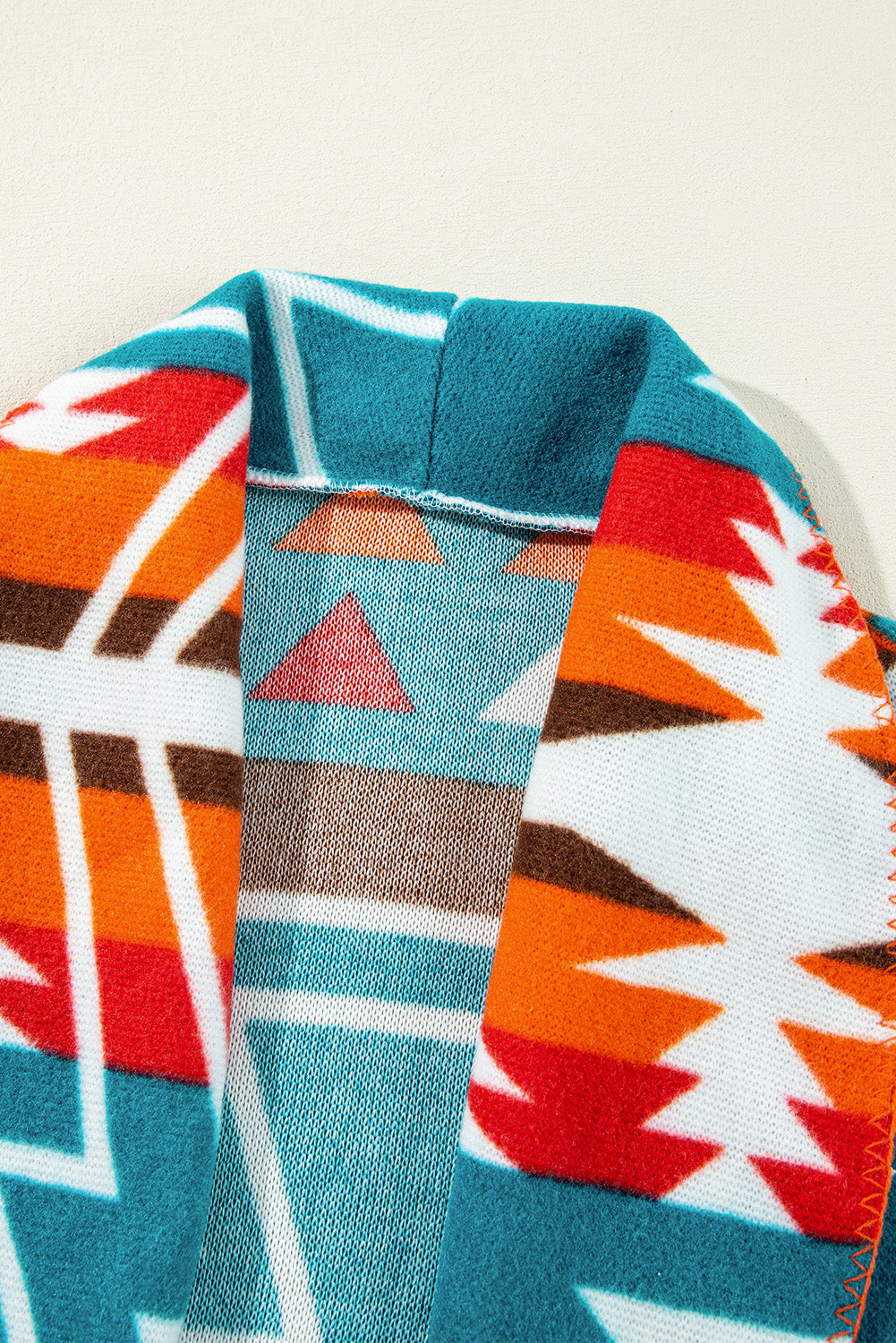 Himmelblaue Jacke mit Revers und Glockenärmeln im Azteken-Print