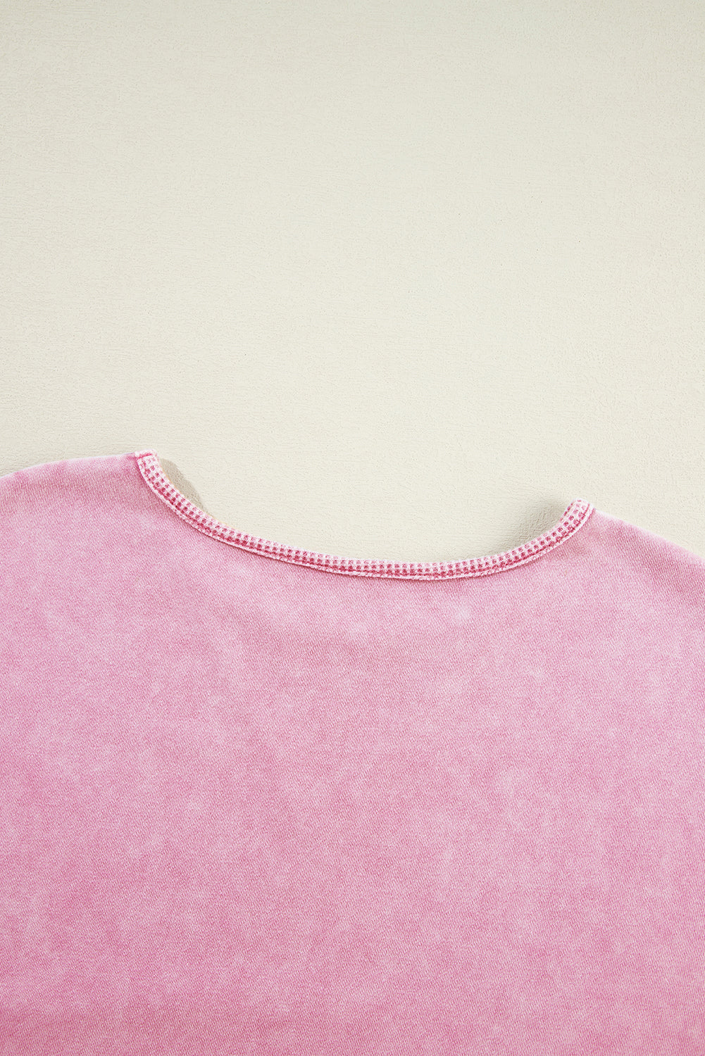 Sweatshirt mit überschnittener Schulter und Mineralwaschung in Erdbeerrosa