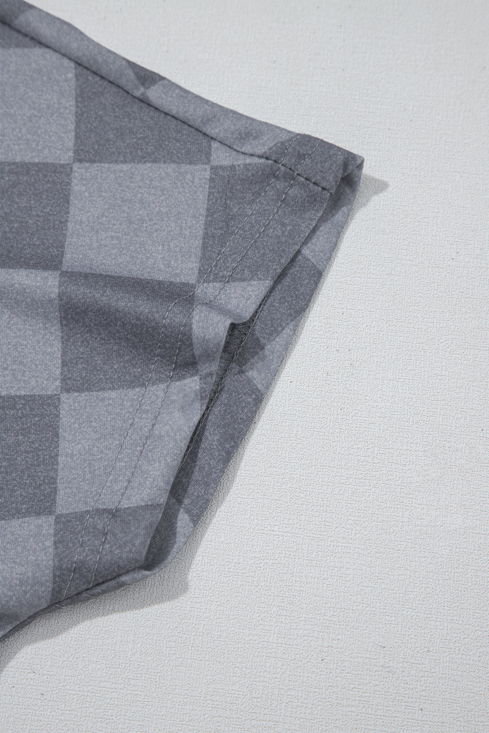 Grau kariertes T-Shirt mit V-Ausschnitt und Shorts mit Kordelzug