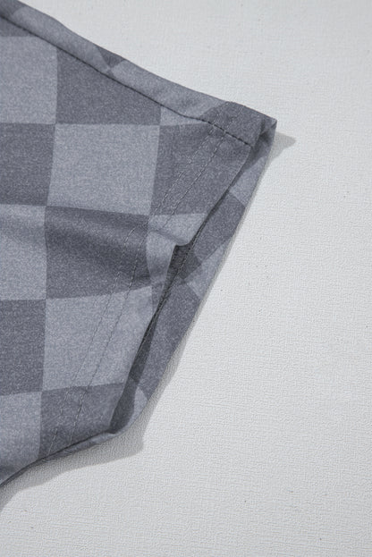 Grau kariertes T-Shirt mit V-Ausschnitt und Shorts mit Kordelzug