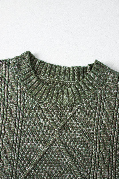 Locker sitzendes Pulloverkleid mit Zopfmuster und überschnittener Schulter in Nebelgrün