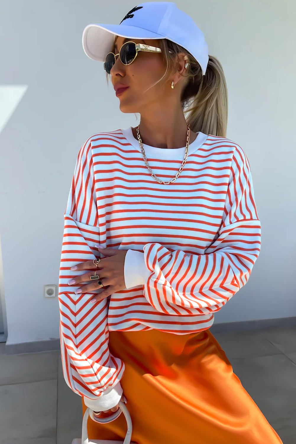 Orange gestreiftes, lockeres Sweatshirt mit überschnittener Schulter und Rundhalsausschnitt
