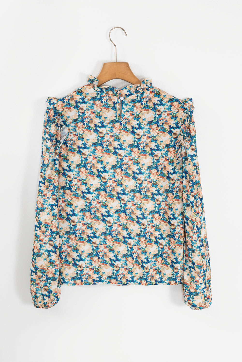 Himmelblaue Bluse mit Blumenmuster, Rüschen und Stehkragen sowie Puffärmeln