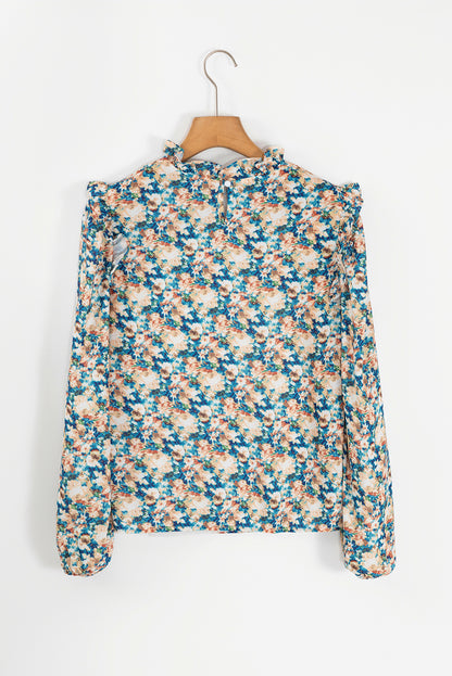 Himmelblaue Bluse mit Blumenmuster, Rüschen und Stehkragen sowie Puffärmeln