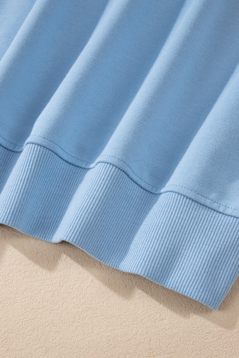 Himmelblaues Sweatshirt mit überschnittener Schulter und Patchwork-Farbblock