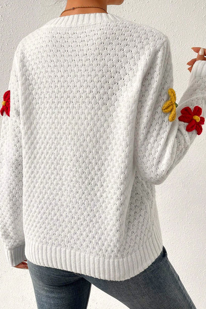 Weißer Strickpullover mit bunter Blumenapplikation