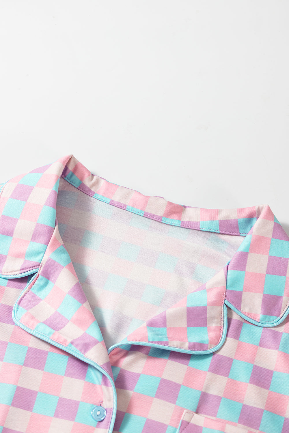 Lilafarbenes Pyjama-Set mit kurzärmligem Karomuster