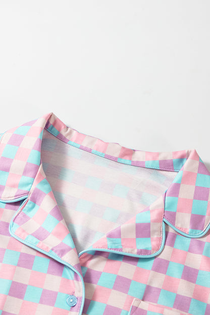 Lilafarbenes Pyjama-Set mit kurzärmligem Karomuster