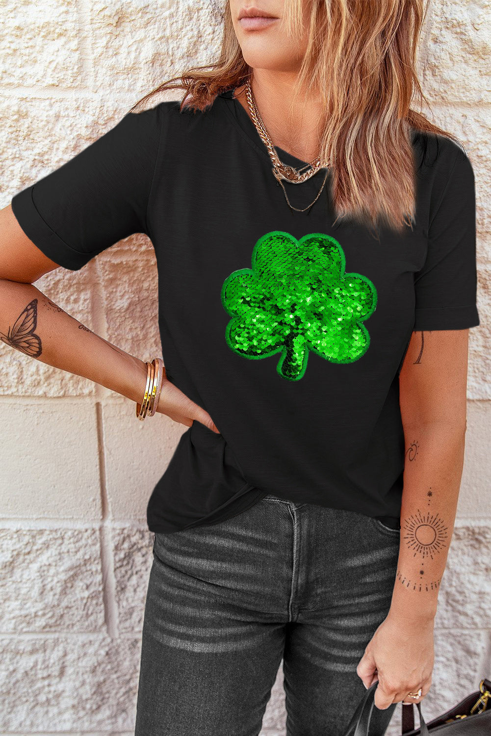 Schwarzes T-Shirt mit Kleeblatt-Stickerei und Rundhalsausschnitt