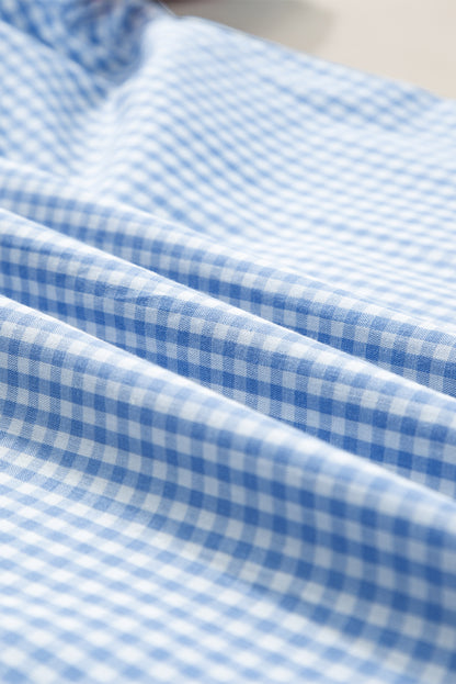 Hellblaue Bluse mit Puffärmeln und Blumenstickerei im Gingham-Stil
