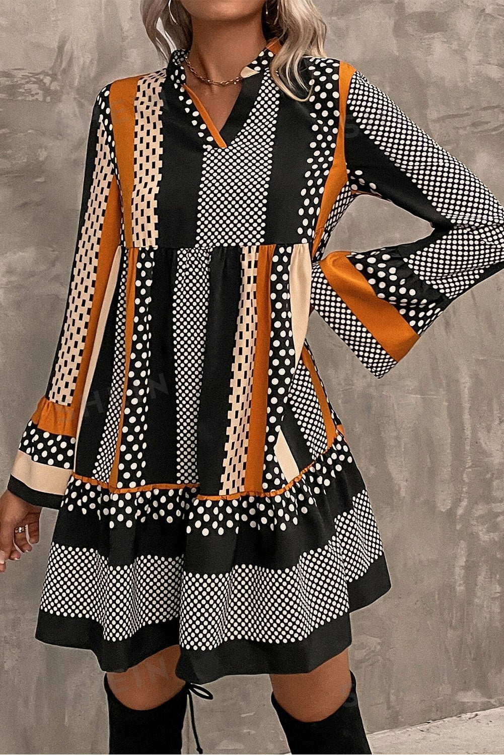 Schwarzes Minikleid mit V-Ausschnitt, gestreiftem Polka Dot-Print und Rüschensaum
