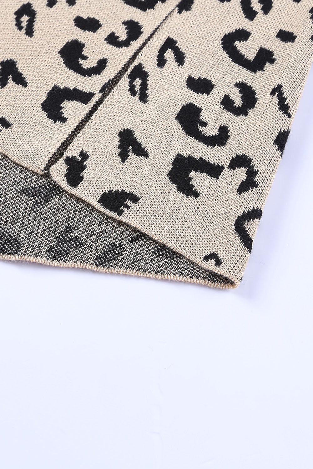 Khakifarbener Oversize-Pullover mit Leopardenmuster und hohem Kragen sowie Seitenschlitz
