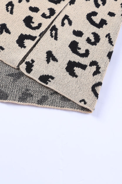 Khakifarbener Oversize-Pullover mit Leopardenmuster und hohem Kragen sowie Seitenschlitz