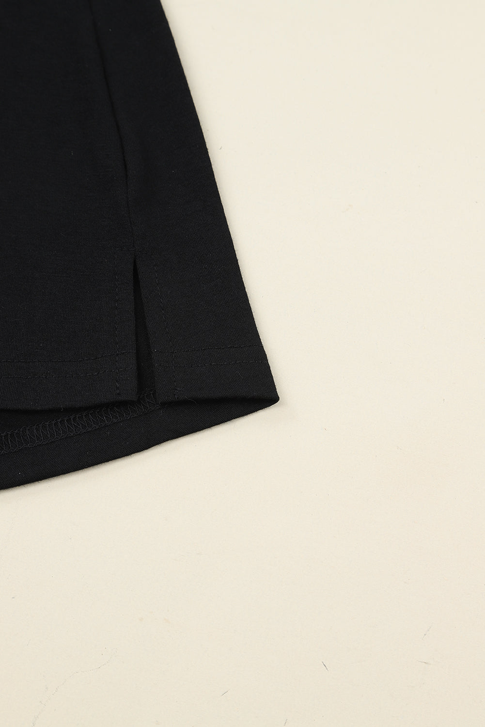 Schwarzes Kleid mit Knopfleiste und hoher Taille und langen Ärmeln