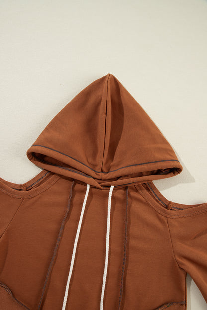 Zimtfarbener Kapuzenpullover mit sichtbaren Nähten und kalter Schulterpartie und Kordelzug