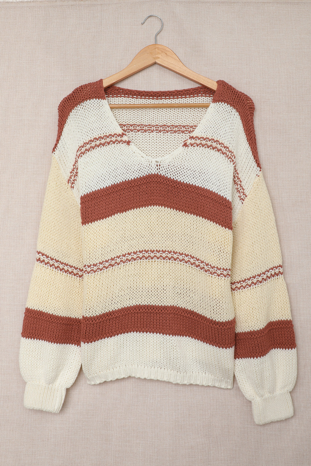 Gestrickter Pullover mit V-Ausschnitt und Laternenärmeln