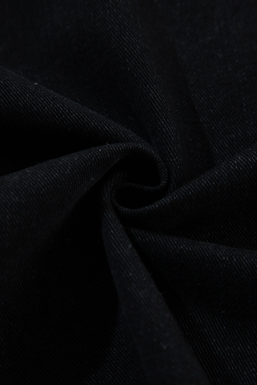 Schwarze Jeansjacke mit Kapuze und karierten Ärmeln und ausgefranstem Saum