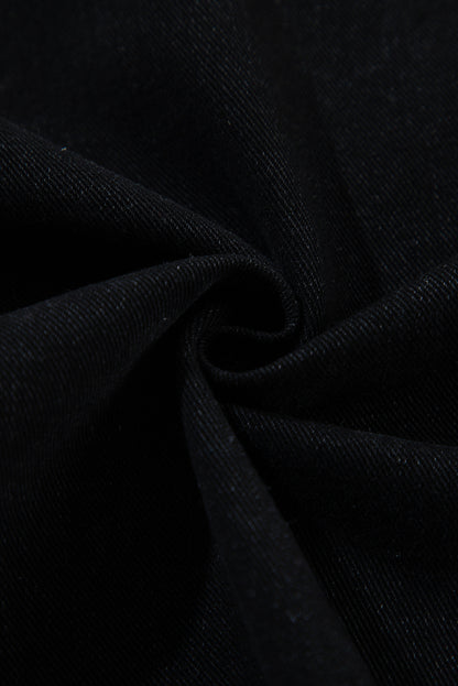 Schwarze Jeansjacke mit Kapuze und karierten Ärmeln und ausgefranstem Saum