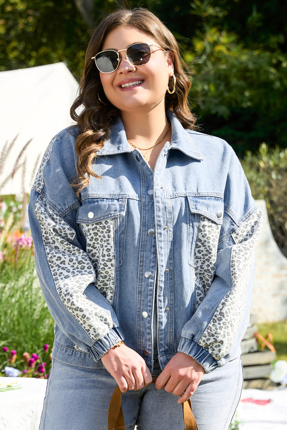 Beau Blue – Jeansjacke mit Leopardenmuster und Patchwork-Klappendetail in Übergröße
