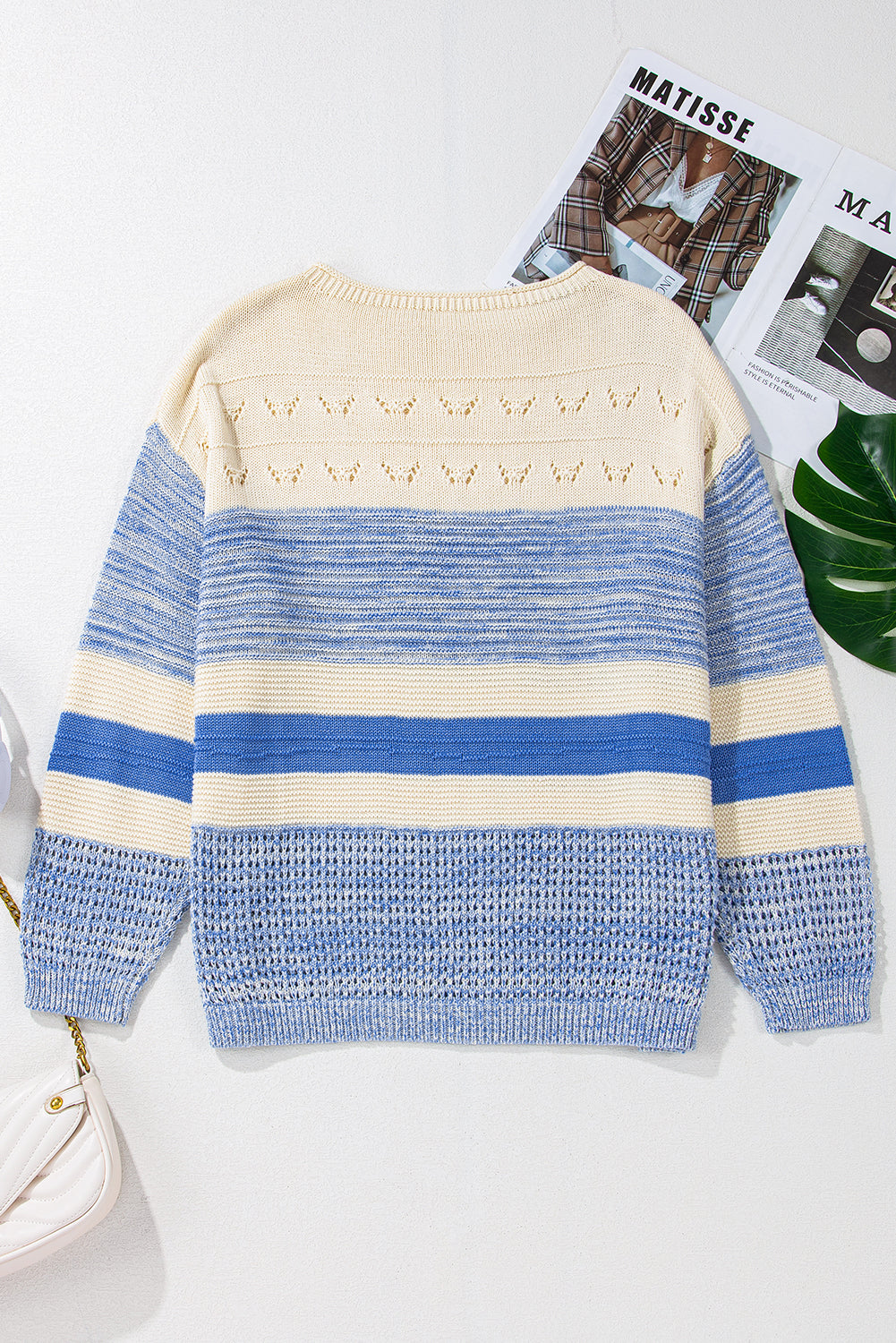Hellblauer Pullover mit offenen Maschen und Puffärmeln