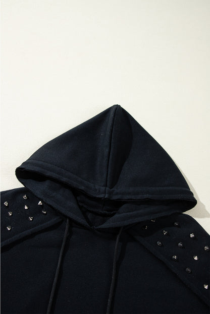 Schwarzer, einfarbiger Kapuzenpullover mit Raglanärmeln und Nieten und Tasche