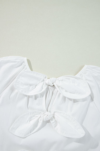 Weiße Bluse mit 3/4-Ärmeln und Schleife und Cut-Out auf der Rückseite