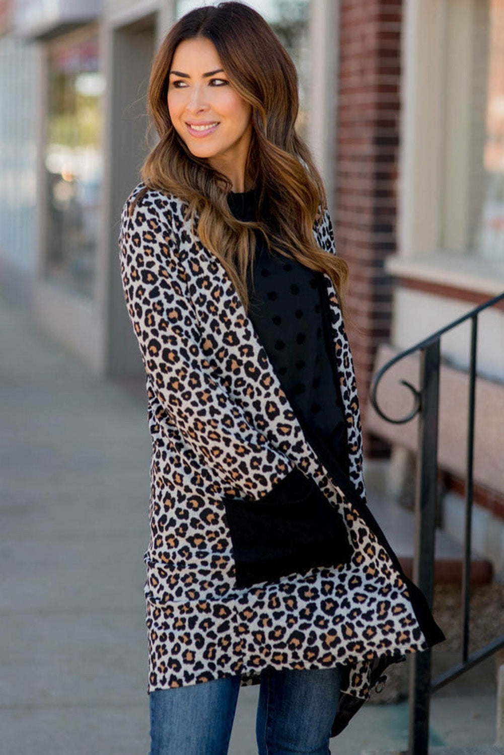 Schwarzer Cardigan mit Leopardenmuster, aufgesetzten Taschen und offener Vorderseite