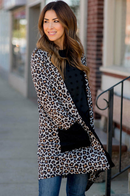 Schwarzer Cardigan mit Leopardenmuster, aufgesetzten Taschen und offener Vorderseite