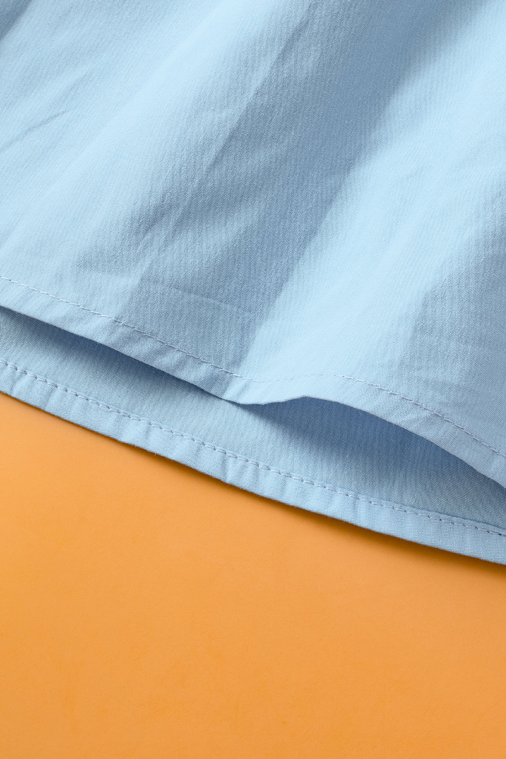 Nebelblaue Bluse mit V-Ausschnitt und Rüschenärmeln in Colorblock-Optik