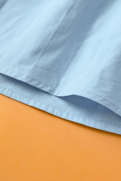 Nebelblaue Bluse mit V-Ausschnitt und Rüschenärmeln in Colorblock-Optik