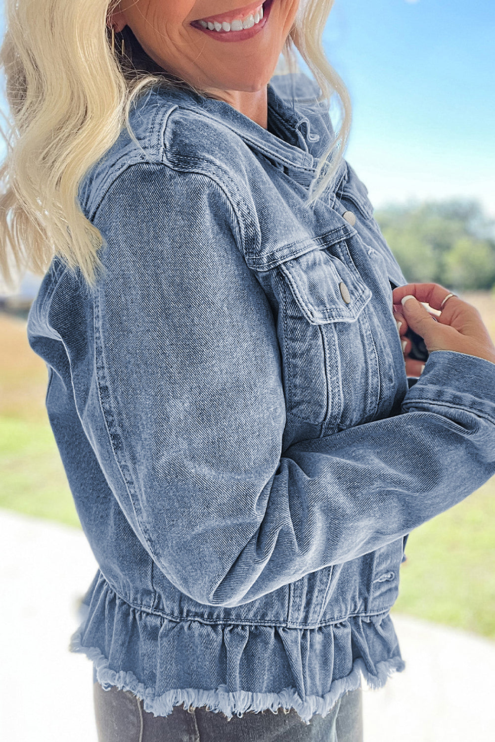 Beau Blue – Jeansjacke mit Rüschen und Klapptaschen