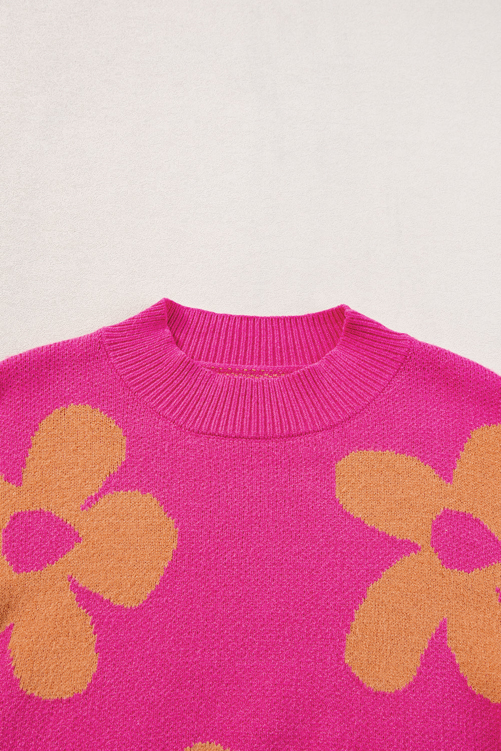 Langarmpullover mit Stehkragen und großem Blumenmuster in Rose