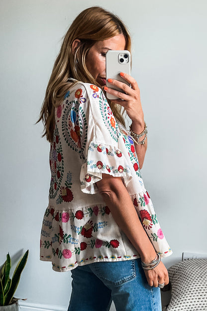 Weiße Bluse mit Rundhalsausschnitt und Rüschenbesatz im Boho-Stil mit Blumenmuster
