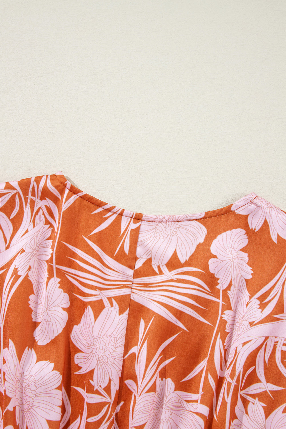 Braunes Lagenkleid mit Blumenmuster, Puffärmeln und gesmokten Taillen