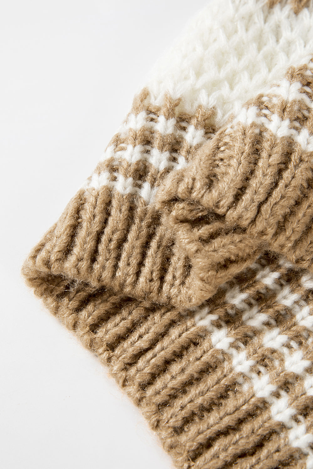 Brauner Pullover mit Streifen, tief angesetzter Schulterpartie und Rundhalsausschnitt