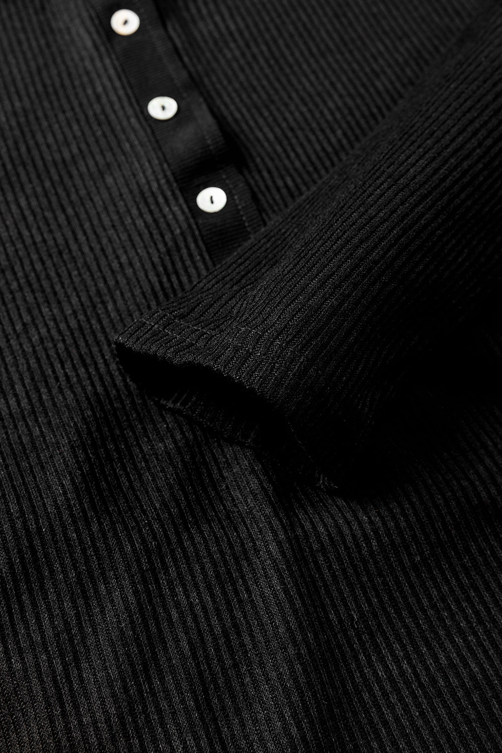 Schwarzes Henley-Oberteil mit Rippenmuster und Kragen sowie Hose als Lounge-Outfit