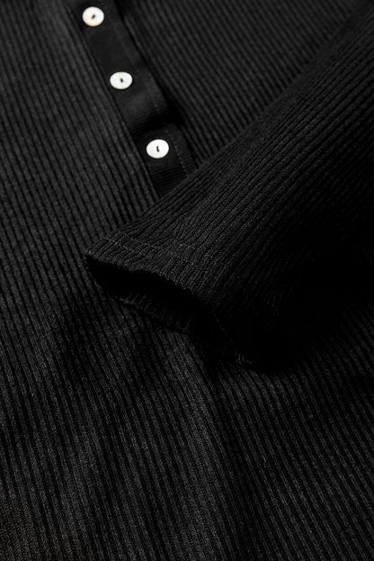 Schwarzes Henley-Oberteil mit Rippenmuster und Kragen sowie Hose als Lounge-Outfit