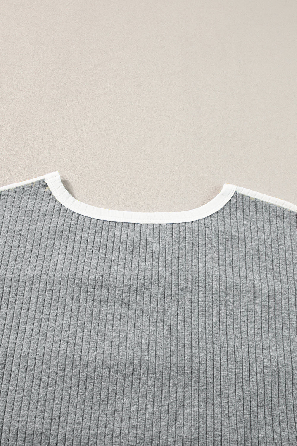 Graues geripptes T-Shirt mit Farbblock-Patchwork
