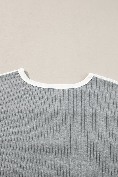 Graues geripptes T-Shirt mit Farbblock-Patchwork